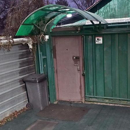 Apartment In A Guest House الماتي المظهر الخارجي الصورة
