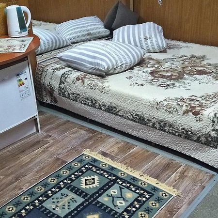 Apartment In A Guest House الماتي المظهر الخارجي الصورة